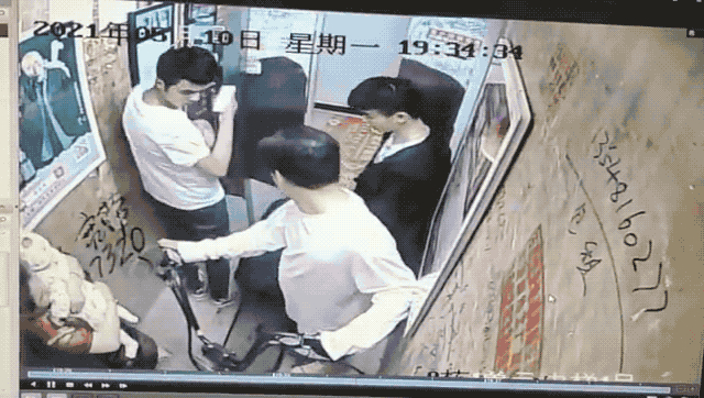 【刷屏】电动车进电梯瞬间爆燃 电梯内5人均被烧伤 还有名婴儿