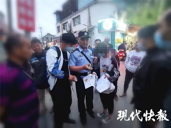 “80后”夫妻跪地乞讨,好心人一查发现有车有房但就是一直不工作