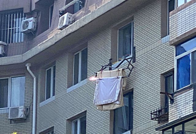 悲剧！大连一女子晾晒被子，从五楼坠落身亡