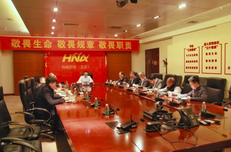 乘务员路边冻得瑟瑟发抖？海航八高管穿夏装体验0摄氏度北京