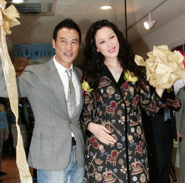 任达华18岁女儿好惊艳 秀腹肌九头身比例似超模