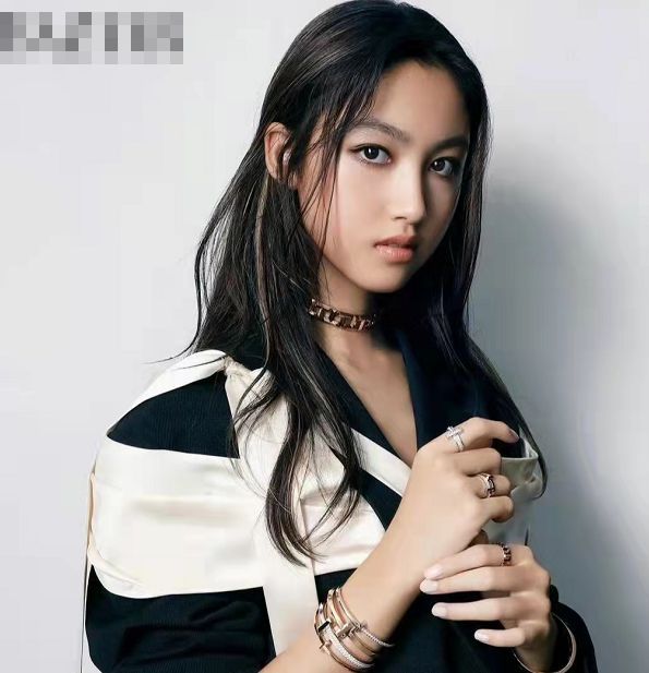 任达华18岁女儿好惊艳 秀腹肌九头身比例似超模