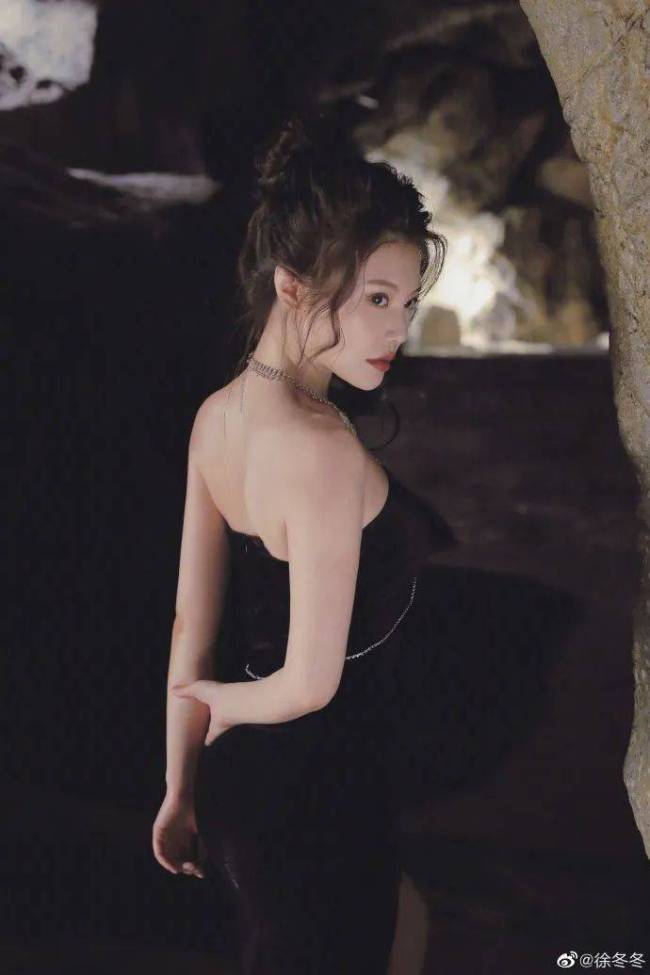 “大嫂”徐冬冬穿抹胸黑裙超妩媚 秀腿超美艳