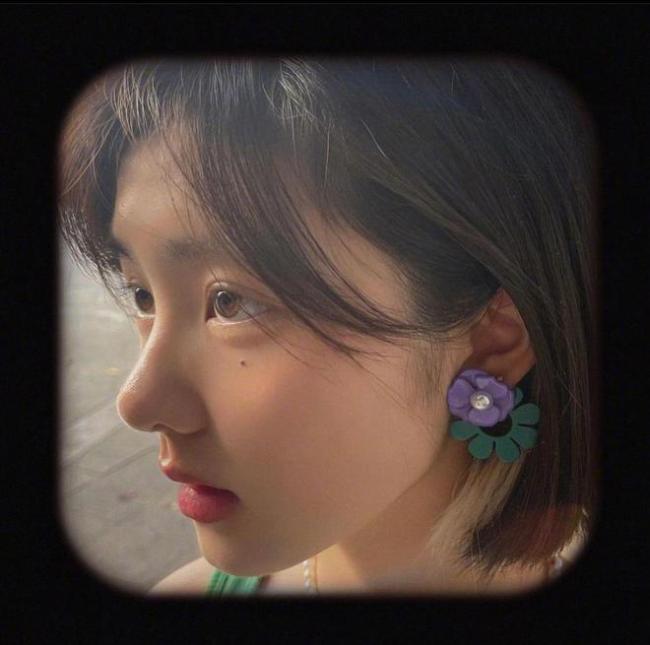 黄多多晒自拍照短发墨镜酷飒 侧颜精致很像妈妈孙莉