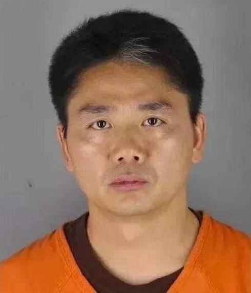 真尴尬！刘强东被植入电影 昔日“被拘”照片惨被印度人恶搞