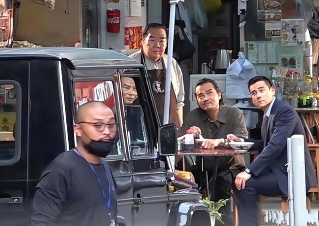 60岁刘德华片场被偷拍！疑似回头怒瞪狗仔队