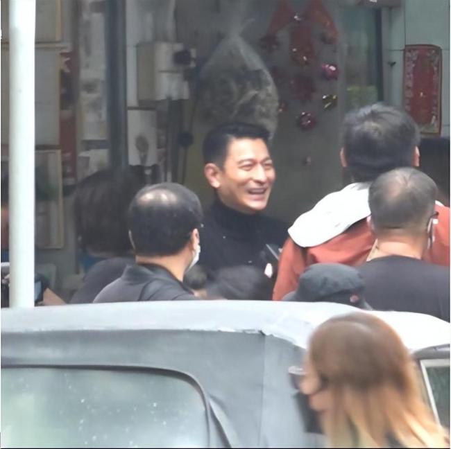 60岁刘德华片场被偷拍！疑似回头怒瞪狗仔队