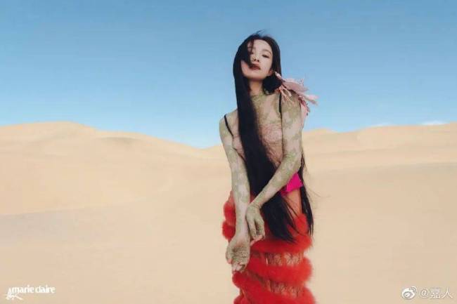 倪妮戈壁写真释出大秀美背 成熟又妩媚