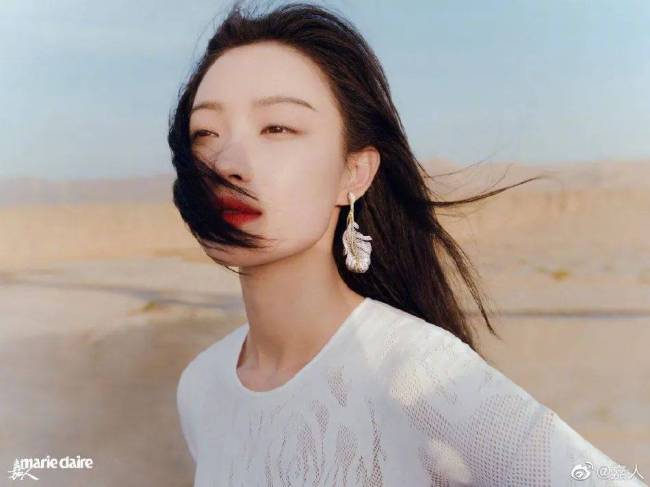 倪妮戈壁写真释出大秀美背 成熟又妩媚