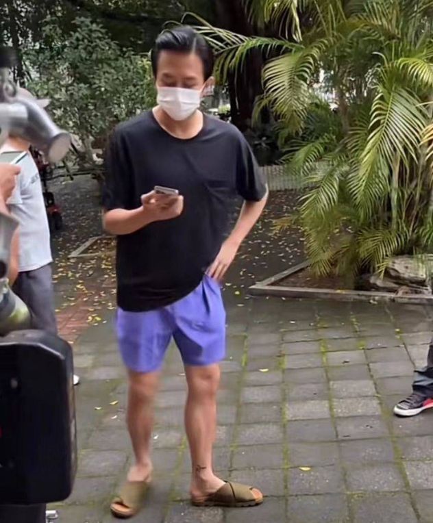 网友偶遇邓超孙俪拍摄新片 二人造型朴素接地气