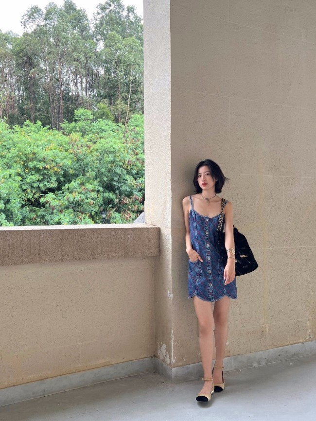 周雨彤穿牛仔裙秀香肩美背 锁骨线条惹人羡