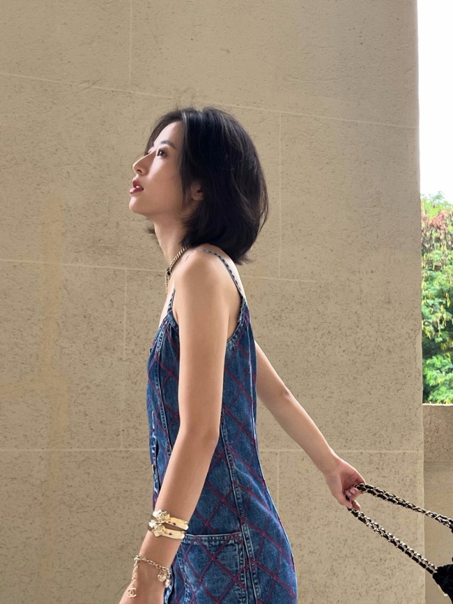周雨彤穿牛仔裙秀香肩美背 锁骨线条惹人羡
