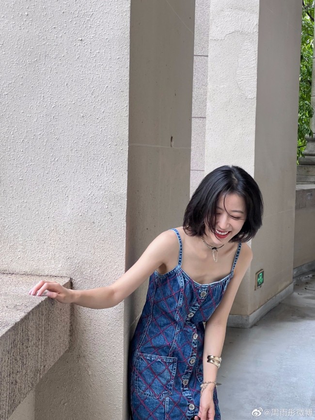 周雨彤穿牛仔裙秀香肩美背 锁骨线条惹人羡