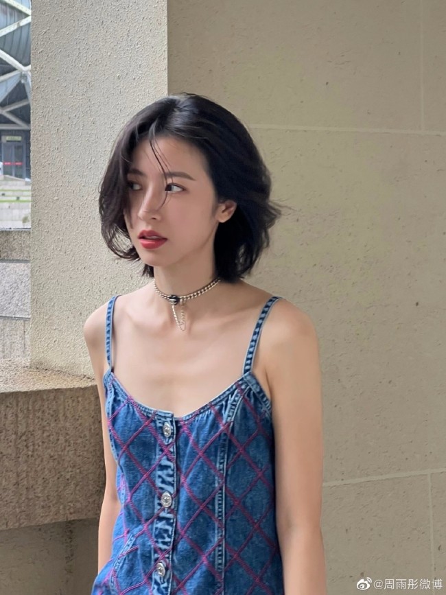周雨彤穿牛仔裙秀香肩美背 锁骨线条惹人羡