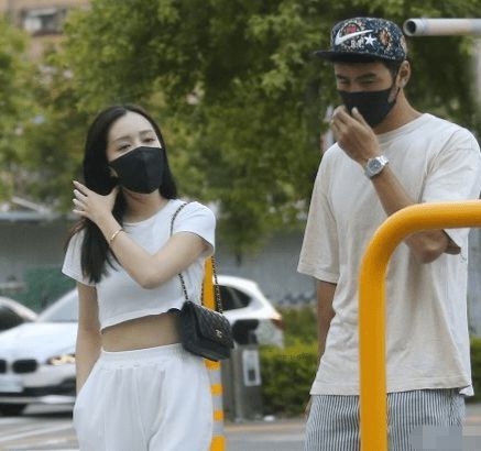 阮经天被曝与美女同游聚餐 经纪人称与女友已分手