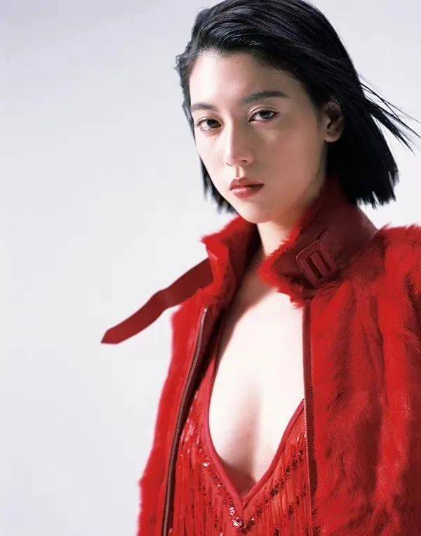 26岁三吉彩花小秀娇胸 浑圆挺拔状态好