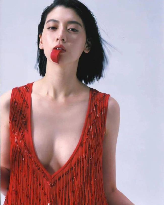 26岁三吉彩花小秀娇胸 浑圆挺拔状态好