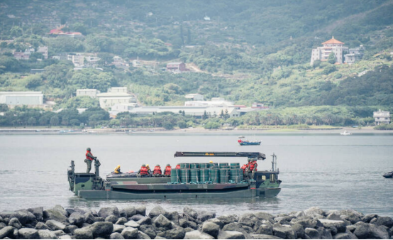 台军使用M3浮桥车并投入淡水河防演习(图片来源:《自由时报》)
