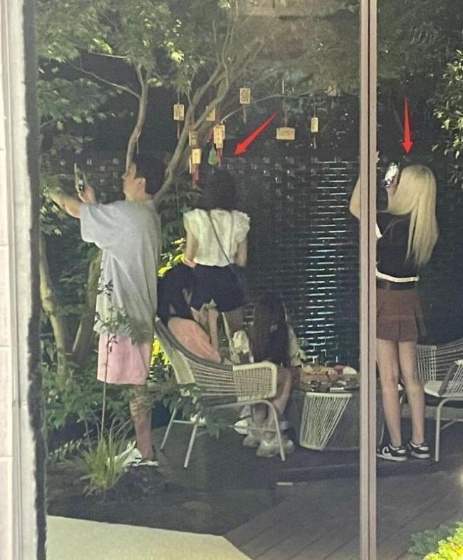 王思聪打卡日式料理店 近照发福显油腻被指像大爷
