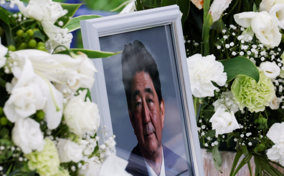 日本民众在自民党总部悼念安倍晋三。(资料图)
