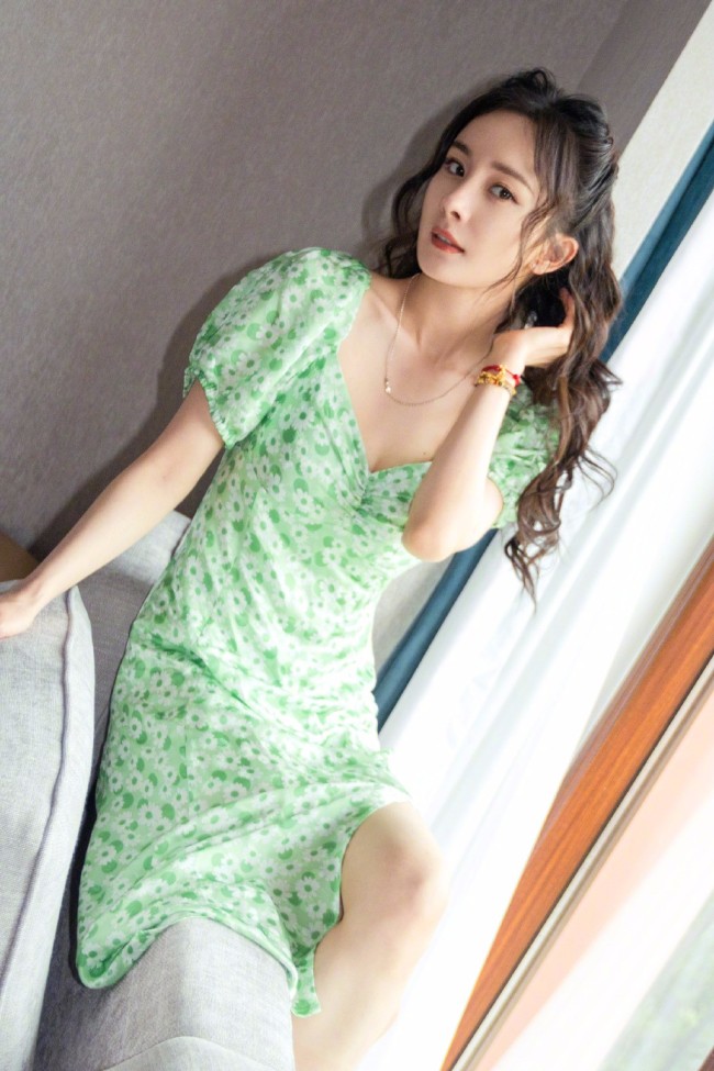 杨幂穿小绿裙梳公主头 温柔甜美魅力满分