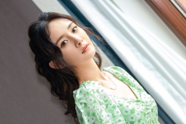 杨幂穿小绿裙梳公主头 温柔甜美魅力满分