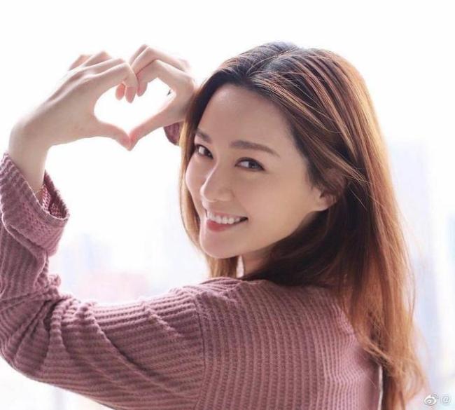 马国明承认和汤洛雯已同居 透露和女友了养两只猫