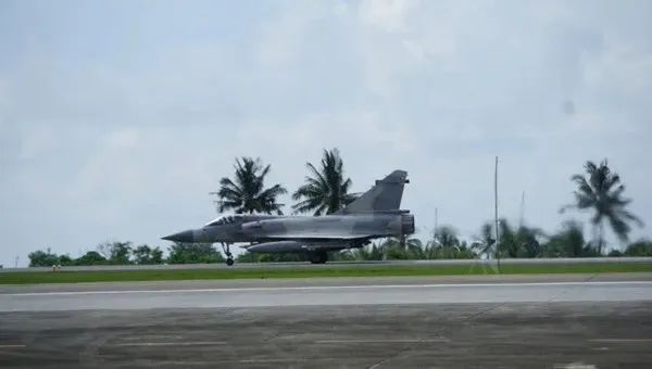 台军幻象2000战机在志航基地挂弹起飞。(资料图)
