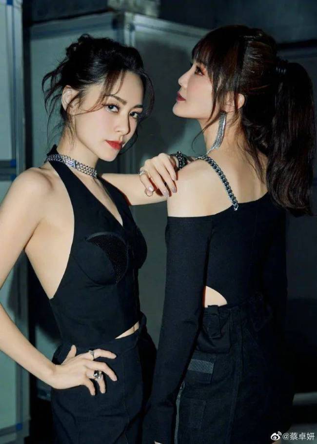 Twins姐妹花造型百变 年逾四十依旧青春无敌