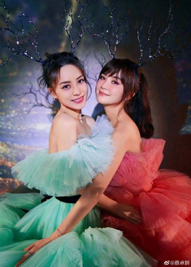 Twins姐妹花造型百变 年逾四十依旧青春无敌