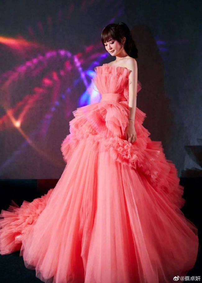 Twins姐妹花造型百变 年逾四十依旧青春无敌