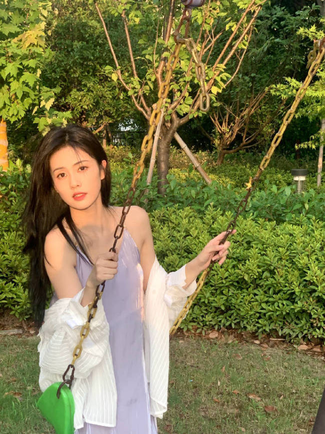“咧嘴大笑”的白鹿最新写真释出 也能性感迷人