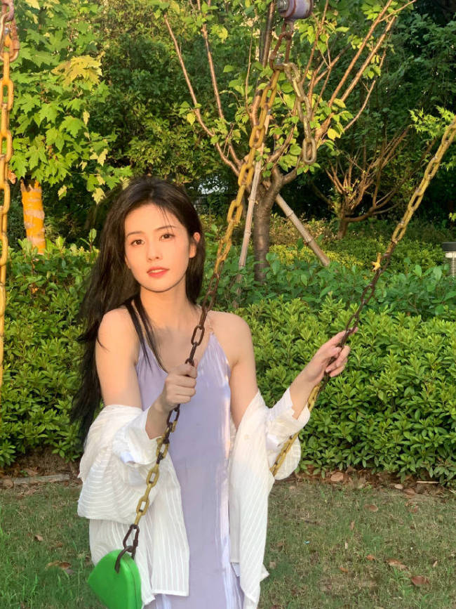 “咧嘴大笑”的白鹿最新写真释出 也能性感迷人