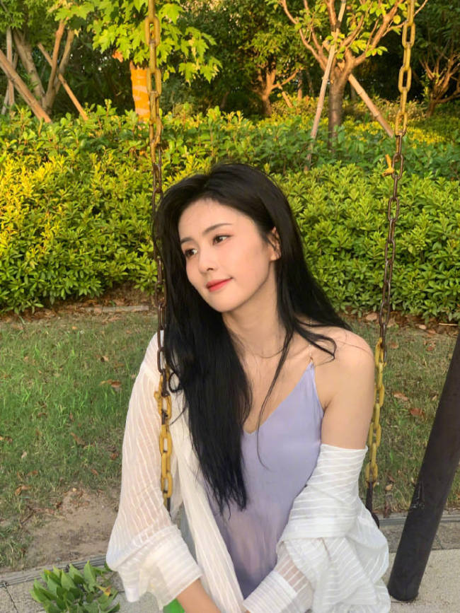 “咧嘴大笑”的白鹿最新写真释出 也能性感迷人