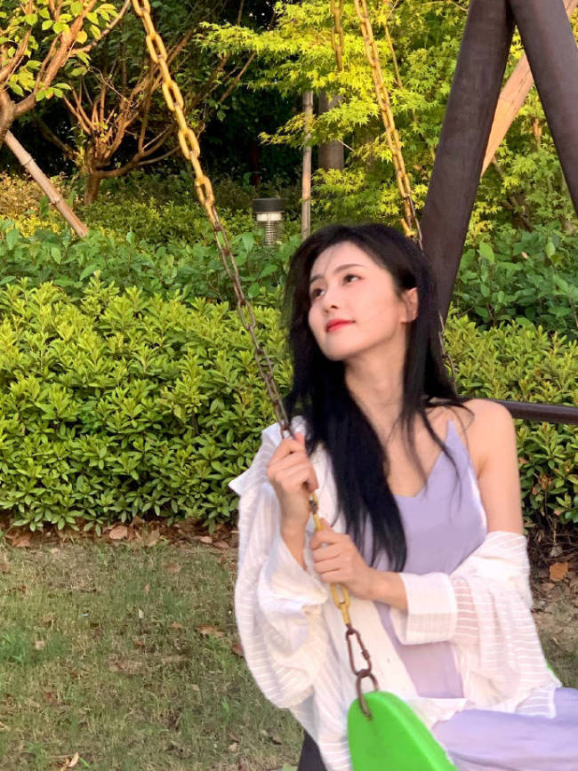“咧嘴大笑”的白鹿最新写真释出 也能性感迷人