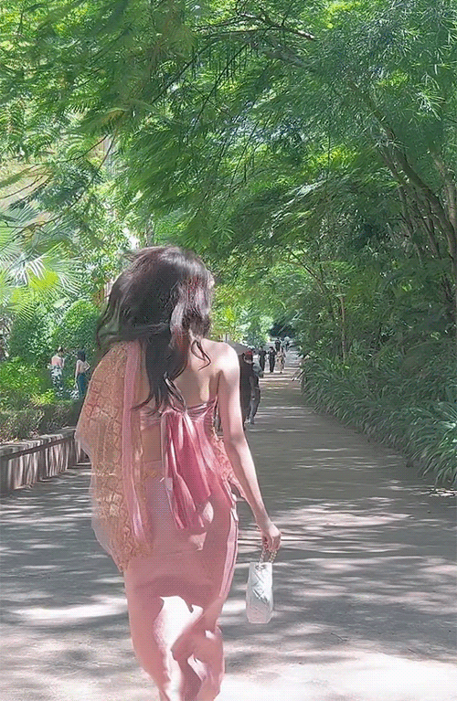孙怡与好友游西双版纳 穿傣服身姿妙曼笑容满满