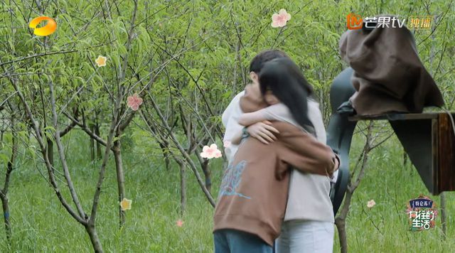 张子枫参加欧阳娜娜艺术展 二人对镜自拍开心合影