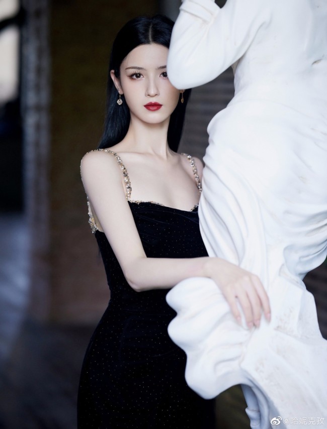 哈妮克孜黑长直造型 穿紧身黑裙秀好身材