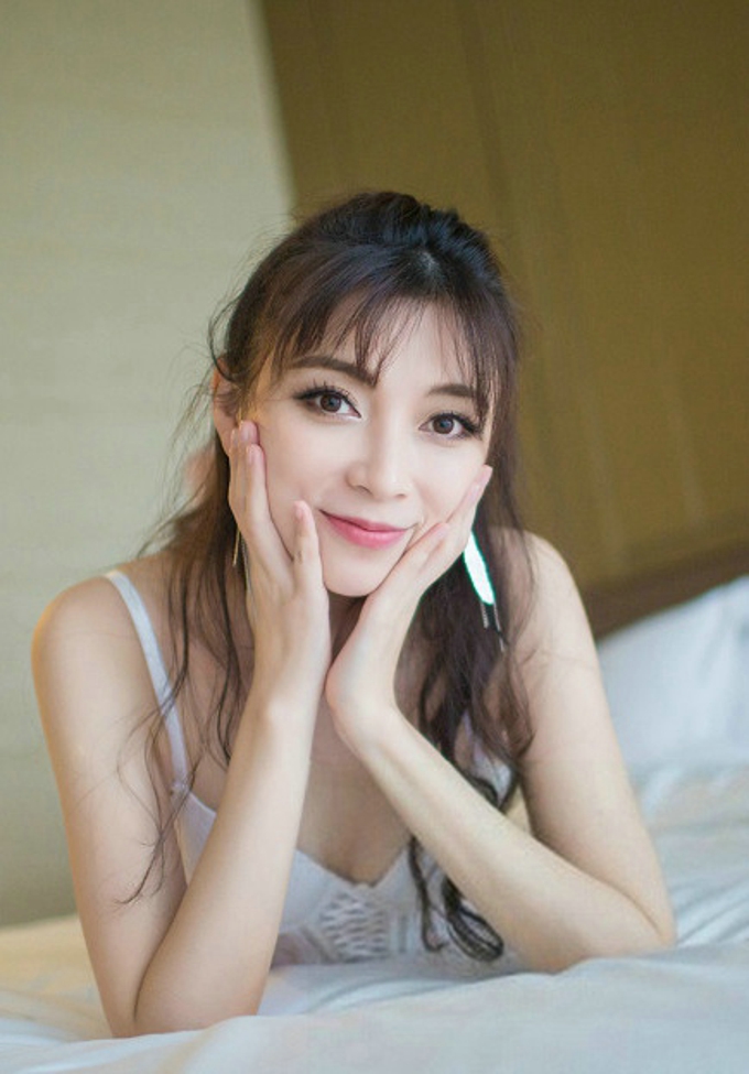 女神maggie白色蕾丝透视性感迷人诱惑气质私房写真