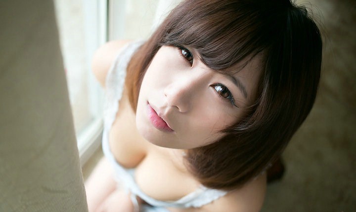 90后小美女伊雨蔓丰满身段私房写真