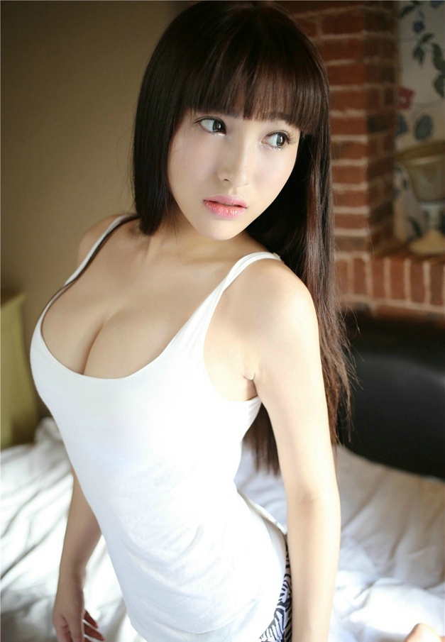 大胸刘海美女私房阳光性感养眼写真