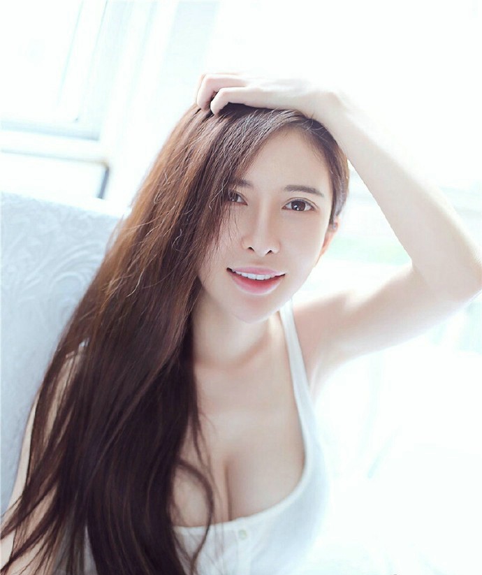 极品巨乳长发美女私房阳光甜美写真