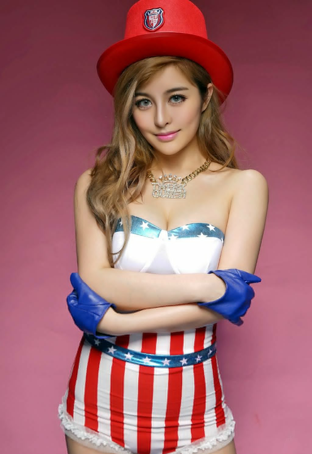 巨乳细腰美女身着粉嫩气质制服性感妖娆写真
