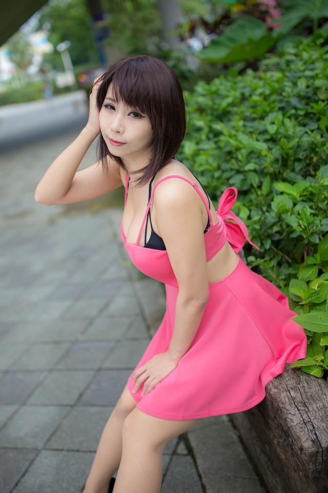 长得像芭比娃娃的丰满大胸美女户外阳光写真