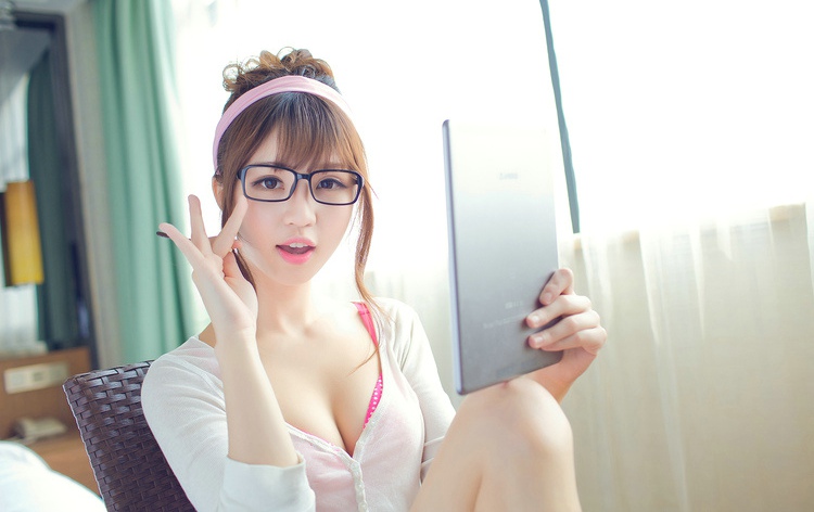 私房浴缸眼镜金鱼嘴大眼美女白皙美胸诱惑十足