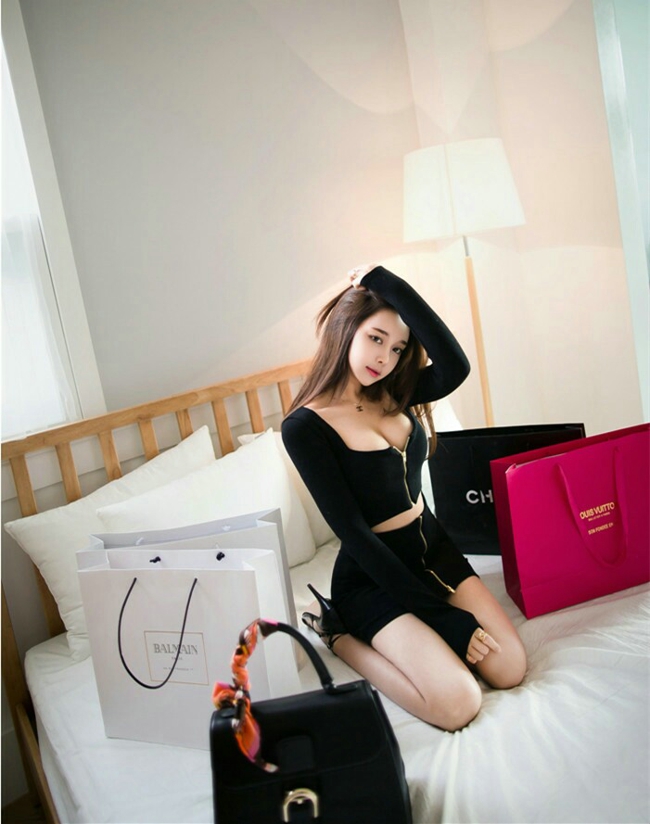 90后大胸妹子超短美胸私房性感写真