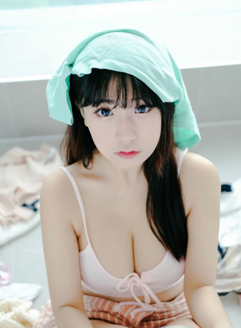 爆乳萌妹子猫九酱sakura丰满乳量惊人