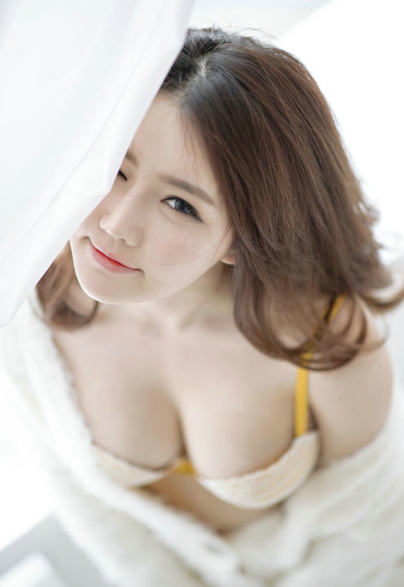 韩国大胸长卷发美女居家内衣写真