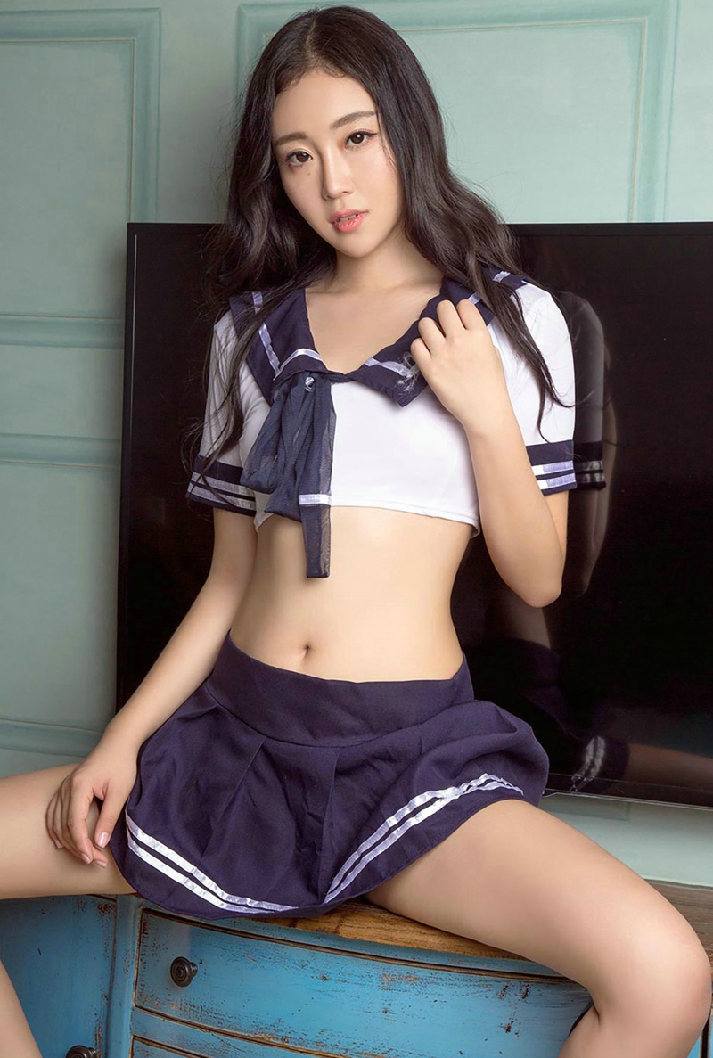 学生制服美女露脐短裙翘臀勾人眼球