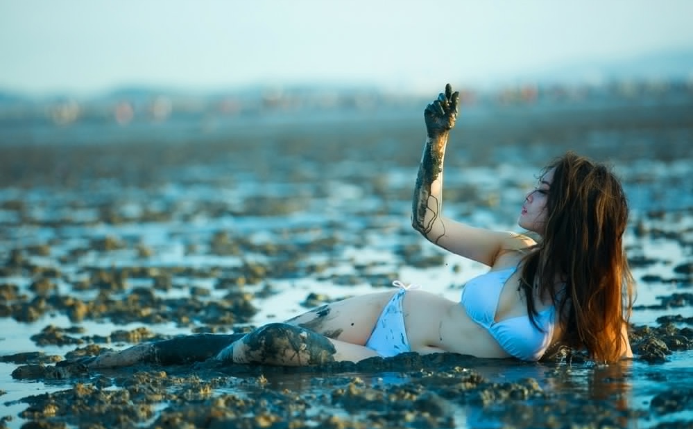 嫩白皮肤淤泥比基尼美女风韵诱惑写真